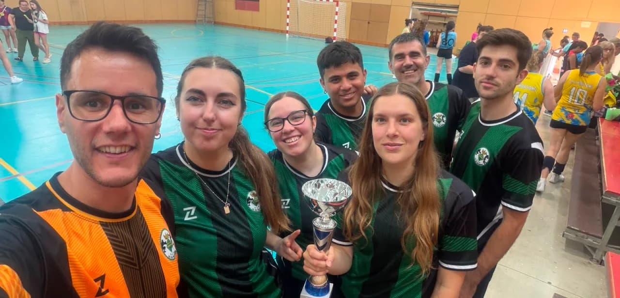 Celebració amb la copa de campions de la lliga 2025–2026