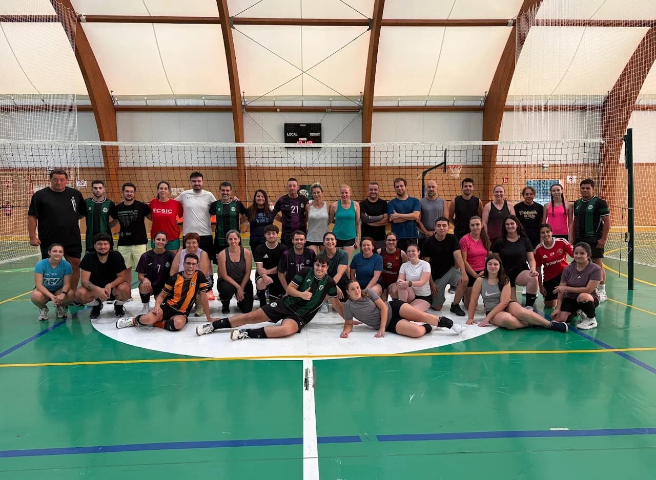 La família del Club Voleibol Els Pallaresos reunida a la Sala Polivalent