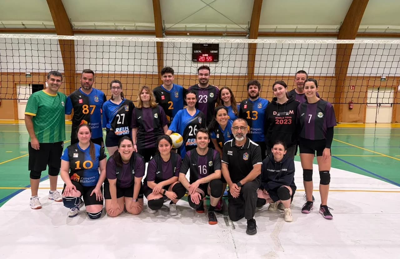 Els equips d’iniciació dels Pallaresos i del CV Reus després de l’amistós